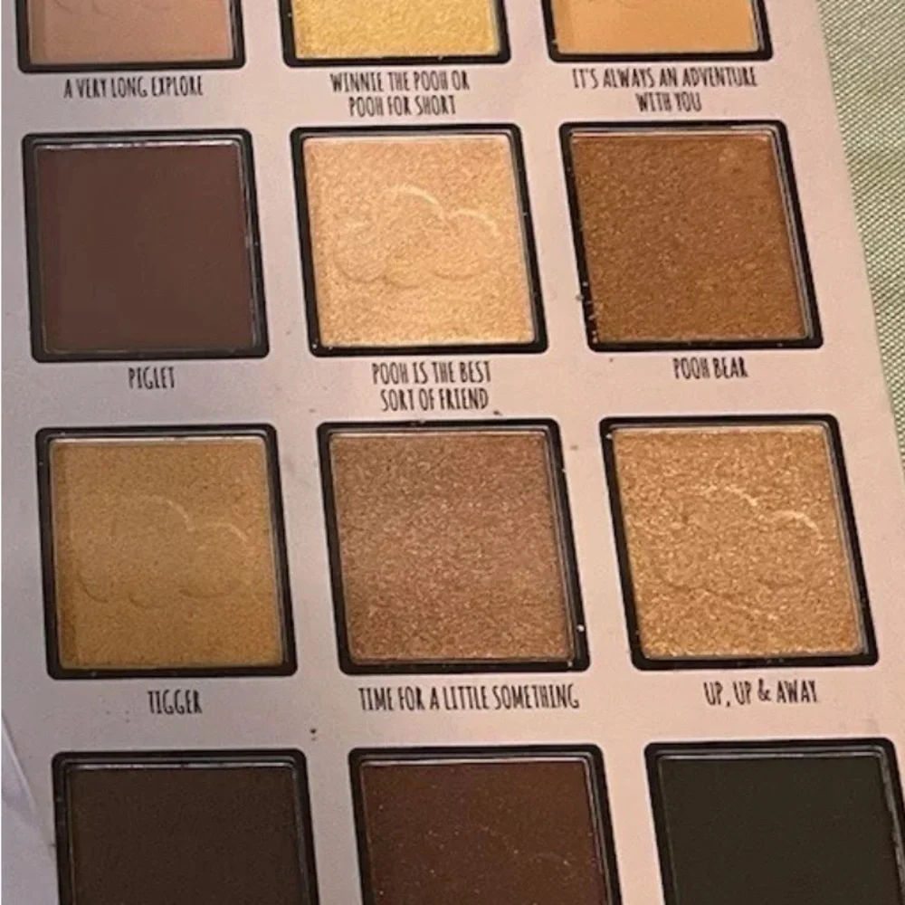 Disney Winnie The Pooh Eyeshadow Palette 12 Shades Taste Beauty New